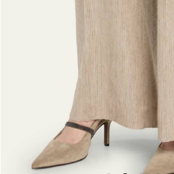 Brunello Cucinelli pumps in suede leather with bead
embellishments
3.15 in